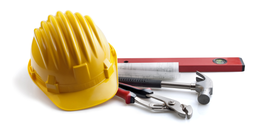 Bauwerkzeuge und ein Schutzhelm auf einem weißen Hintergrund, bereit für den Einsatz auf der Baustelle.